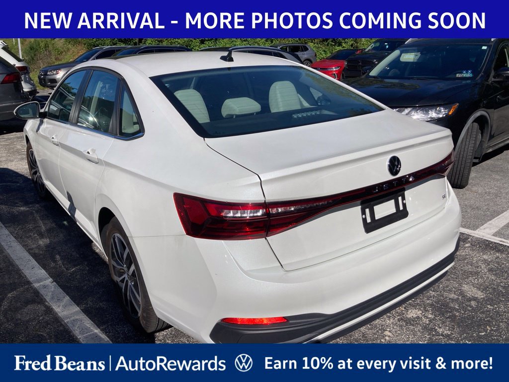 Used 2025 Volkswagen Jetta SE w/ Sunroof Package FWD image 4
