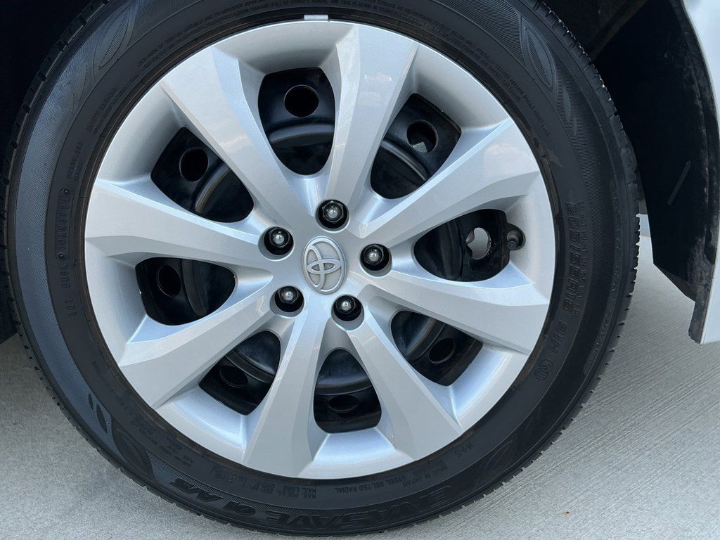 Used 2025 Toyota Corolla LE FWD image 5