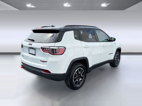 Used 2025 Jeep Compass Trailhawk AWD/4WD image 8