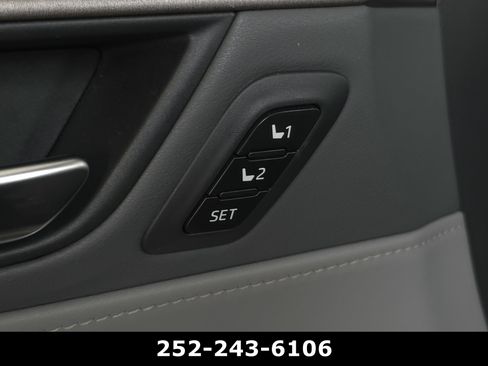 Used 2024 Toyota Venza Limited AWD/4WD image 12