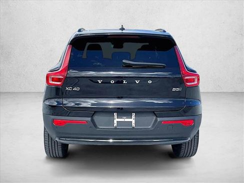 Used 2024 Volvo XC40 B5 Plus image 4