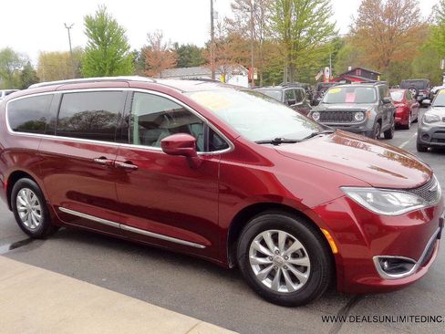 Used 2018 Chrysler Pacifica Touring-L FWD image 2