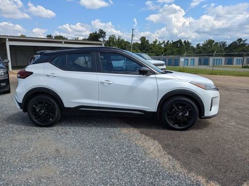 Used 2021 Nissan Kicks SR w/ SR Premium Package FWD image 3