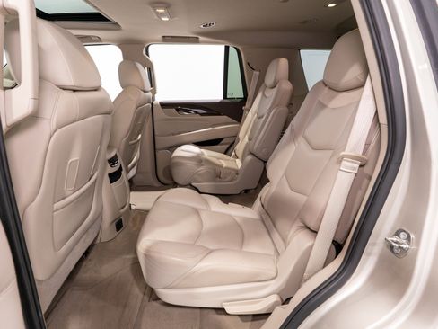 Used 2016 Cadillac Escalade Luxury RWD image 32