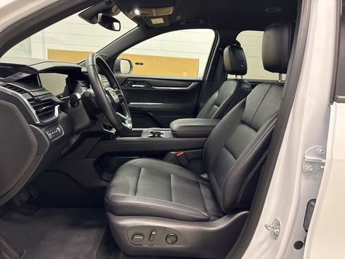 Used 2025 GMC Acadia Elevation w/ Elevation Premium Package image 16