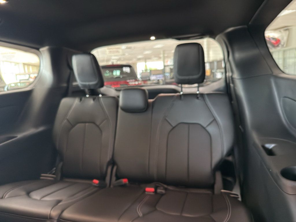 New 2027 Chrysler Pacifica Select FWD image 31