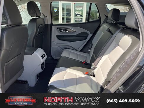 Used 2024 GMC Terrain SLT AWD/4WD image 13