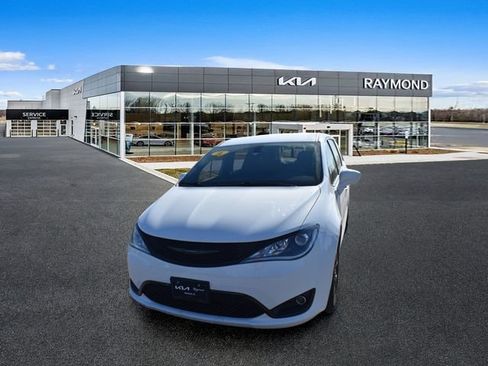 Used 2018 Chrysler Pacifica Touring Plus w/ S Appearance Package FWD image 7