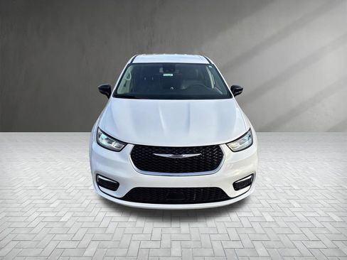 Used 2024 Chrysler Pacifica Touring-L image 9