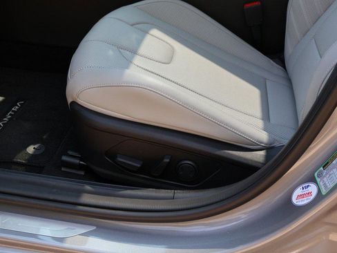 New 2025 Hyundai Elantra Limited image 24