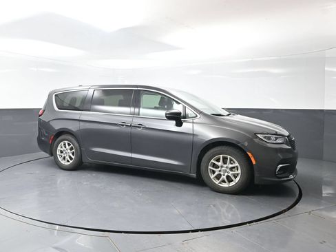 Used 2023 Chrysler Pacifica Touring-L FWD image 4