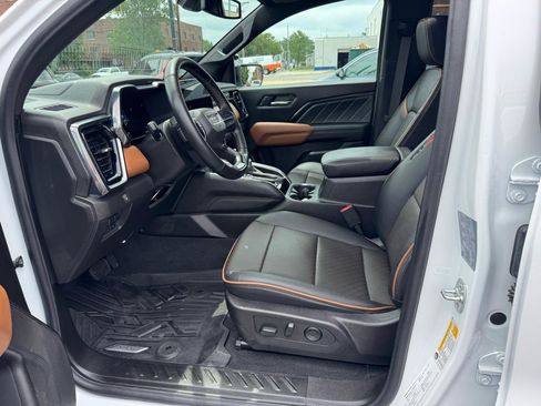 Used 2025 GMC Canyon AT4 w/ Technology Plus Package AWD/4WD image 13