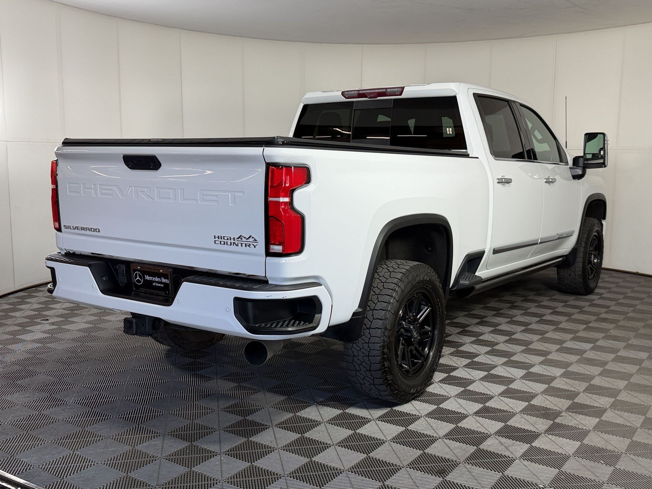 Used 2024 Chevrolet Silverado 2500 High Country w/ High Country Premium Package AWD/4WD image 9