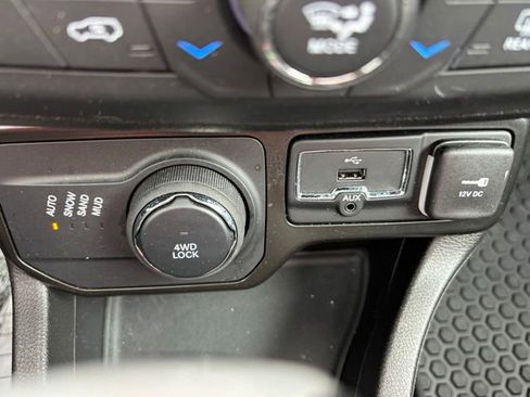 Used 2023 Jeep Renegade Latitude w/ Sun/Sound Group AWD/4WD image 30