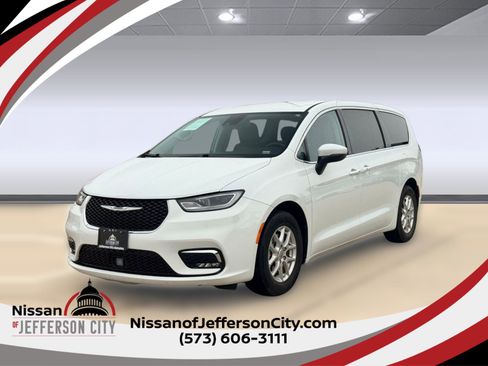 Used 2023 Chrysler Pacifica Touring-L image 1
