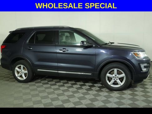 Used 2017 Ford Explorer XLT w/ Equipment Group 202A AWD/4WD image 3