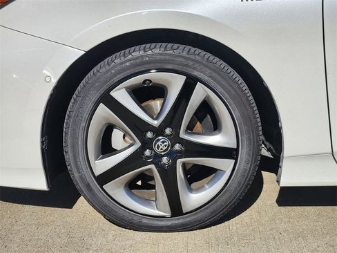 Used 2019 Toyota Prius XLE image 10