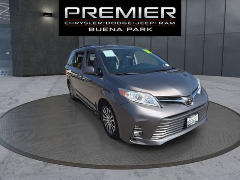 Used 2018 Toyota Sienna XLE w/ XLE Navigation Package FWD image 2