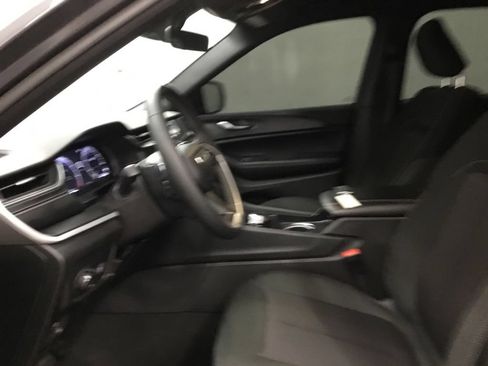 Used 2025 Jeep Grand Cherokee Laredo AWD/4WD image 5