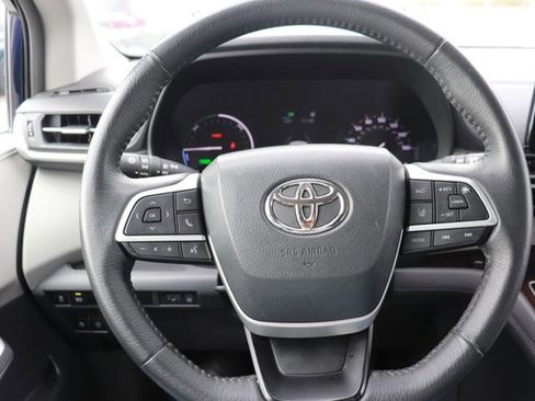 Used 2023 Toyota Sienna XLE image 18