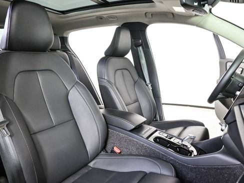 Used 2025 Volvo XC40 B5 Plus image 24