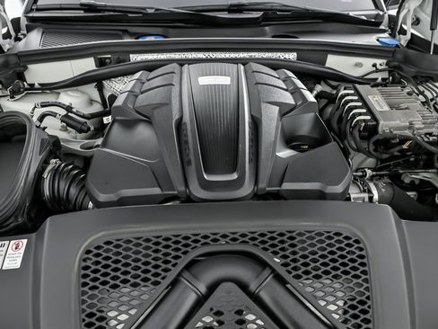Used 2020 Porsche Macan Turbo image 17