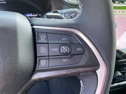 Used 2023 Jeep Grand Cherokee Limited AWD/4WD image 21