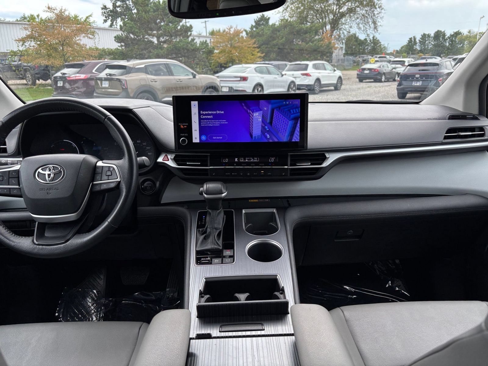 Used 2025 Toyota Sienna XLE FWD image 16