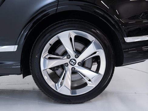 New 2025 Bentley Bentayga V8 image 44