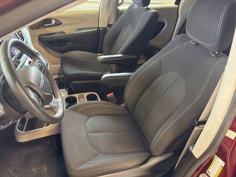 Used 2023 Chrysler Voyager LX image 27