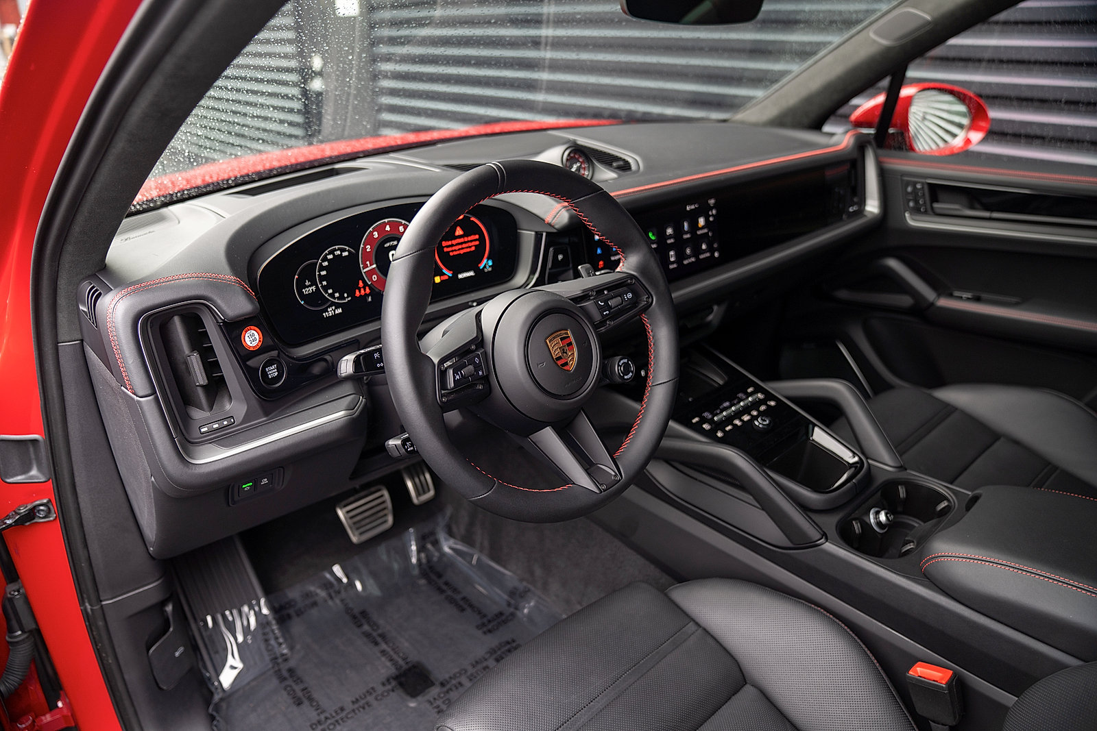 Certified 2025 Porsche Cayenne GTS AWD/4WD image 4