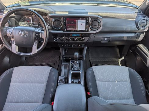 Used 2020 Toyota Tacoma TRD Sport w/ Technology Package AWD/4WD image 4