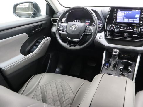 Used 2021 Toyota Highlander LE FWD image 31