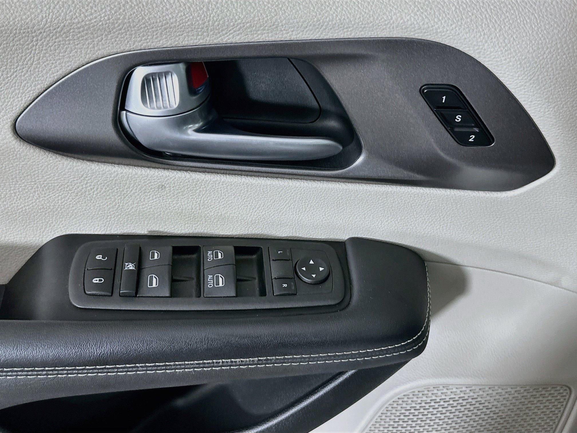 Used 2024 Chrysler Pacifica Touring-L FWD image 15