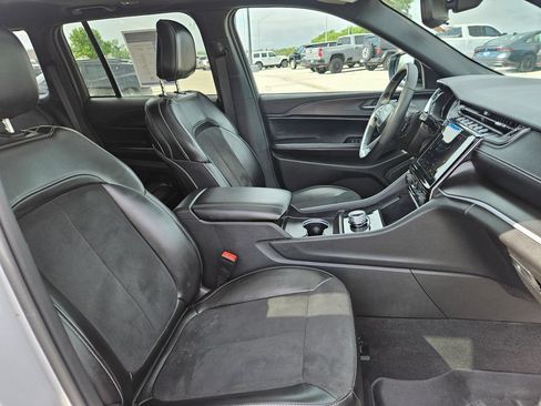 Used 2024 Jeep Grand Cherokee Altitude AWD/4WD image 34
