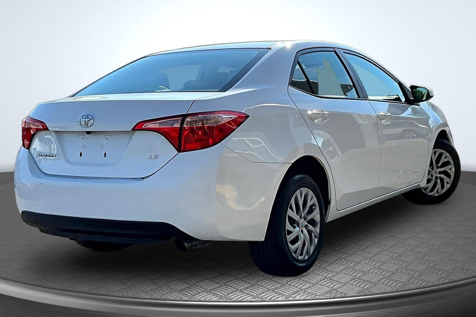 Used 2017 Toyota Corolla LE FWD image 5