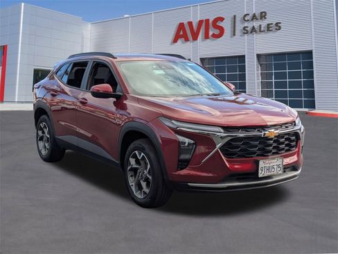 Used 2025 Chevrolet Trax LT w/ LT Convenience Package image 3