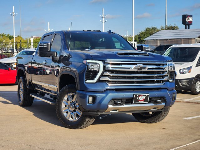 Used 2024 Chevrolet Silverado 2500 High Country w/ Technology Package AWD/4WD image 2