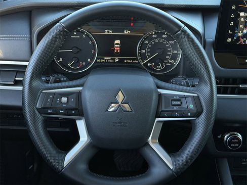 Used 2025 Mitsubishi Outlander SE image 13