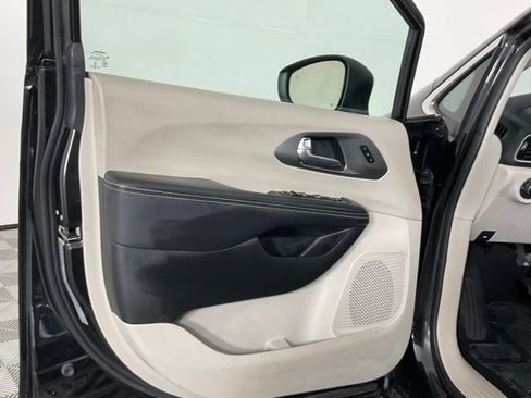 Used 2023 Chrysler Pacifica Touring-L FWD image 11