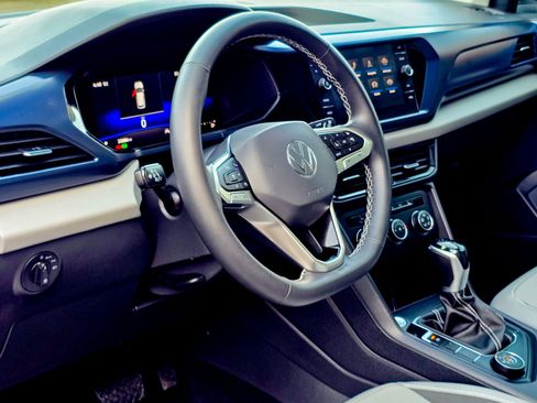 Used 2022 Volkswagen Taos SE image 6