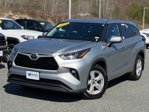 Used 2023 Toyota Highlander LE image 1