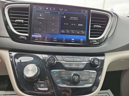 Used 2024 Chrysler Pacifica Touring-L FWD image 10