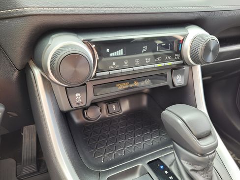 Used 2021 Toyota RAV4 LE image 25