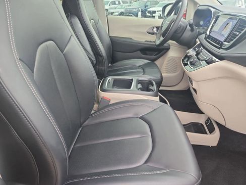 Used 2023 Chrysler Pacifica Touring-L image 21