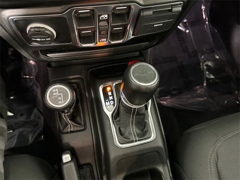 Certified 2020 Jeep Gladiator Overland w/ Cold Weather Group image 31