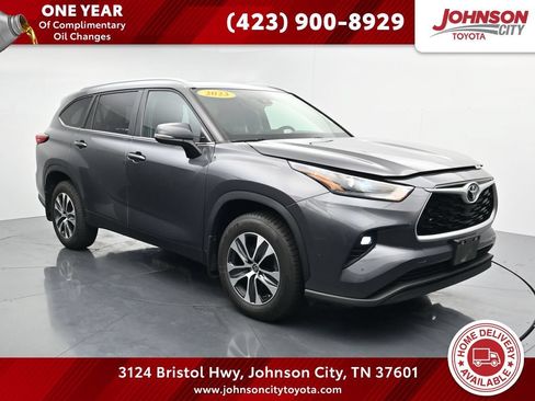 Used 2023 Toyota Highlander XLE AWD/4WD image 1