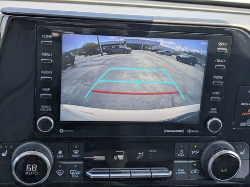 Used 2022 Toyota Highlander XLE AWD/4WD image 23