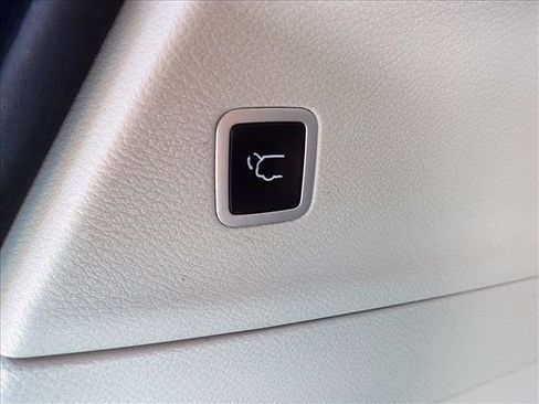 Used 2024 Chrysler Pacifica Touring-L FWD image 9