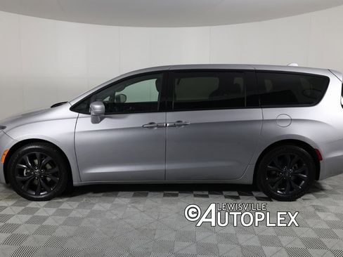 Used 2018 Chrysler Pacifica Touring Plus w/ S Appearance Package image 8